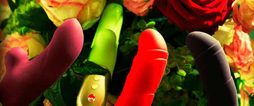 Sexy Babe bringt sich mit Vibrator zu klitoralem Höhepunkt